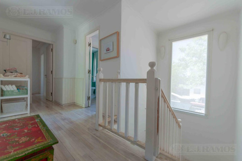 Casa Con 3 Dormitorios, Escritorio Y Playroom En Venta En Santa Barbara