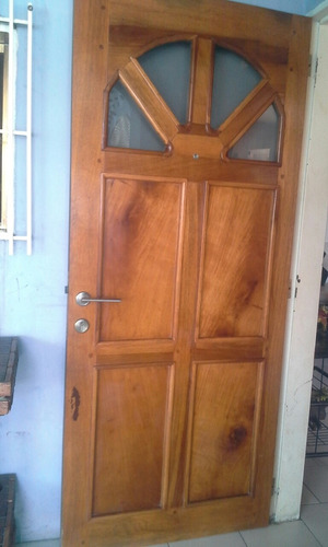 Puerta De Madera Con Detalles De Vidrio 