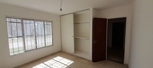 Casa Tipo Ph 3 Ambientes Muy Comodo En Castelar