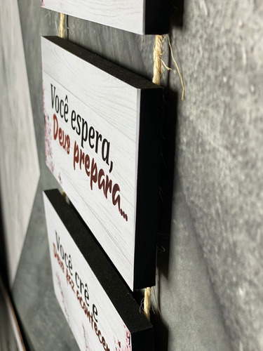 Quadro Decorativo Com Cordinha E Frase Eu Oro Deus Ouve
