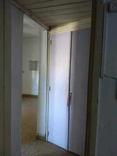 Imagen 4 de 8 de Departamento En Alquiler En Segundo Piso Por Escalera Pleno Centro De Lanus