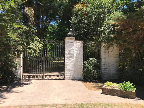 Imagen 3 de 14 de Casita De Campo Anidada En Arboleda Añosa