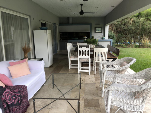 Excelente, Práctica Y Funcional Casa En Venta En Las Glorietas