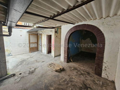 Casa En Alquiler En Catia Calle Panamerica Eu 24-29164
