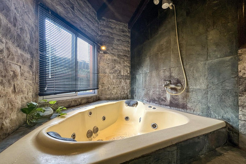 Venta - Casa De 1 Dormitorio Con Quincho, Parque Y Piscina. Pueblo Esther.