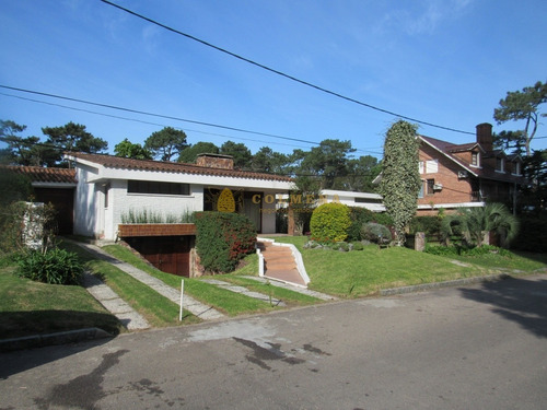 Excelente Casa ,muy Bien Ubicada,reciclada En Playa Mansa-ref:3105