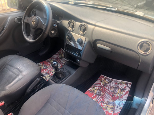 Imagem 8 de 11 de Chevrolet Celta