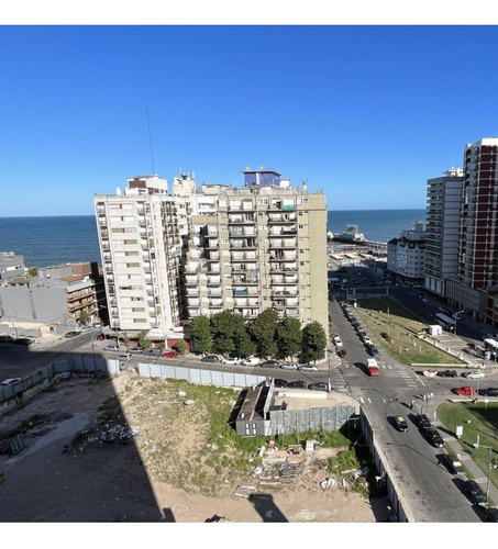 Imagen 2 de 10 de Venta Departamento Con Vista Al Mar. Zona La Perla