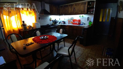 Venta Casa Para Dos Familias Con Cochera En Bernal Oeste