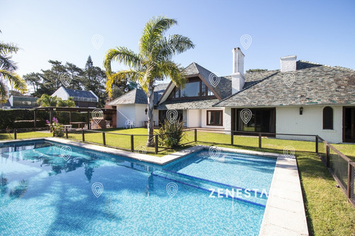 Venta De Casa De 4 Dormitorios Y Piscina Con Gran Parque En Playa Mansa, Punta Del Este