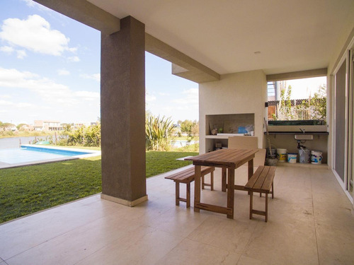 Imagen 14 de 17 de Casa En Alquiler Barrio Canton Norte Estilo Moderno Con Jardín, Pileta Y Laguna