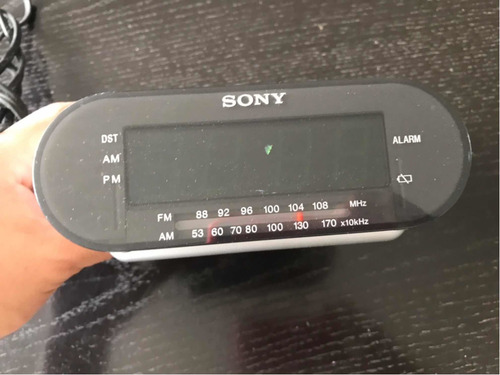 Imagen 3 de 6 de Radio Despertador De Buró Sony Funcionando Al 100%
