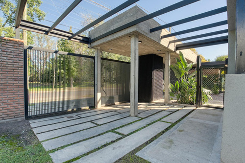 Casa En Venta En Barrio Fisherton 2 Dormitorios Jardin Parrillero Luminoso Cochera