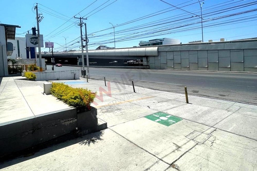 Local Comercial En Renta De 720 M2 Sobre Bernardo Quintana, Querétaro