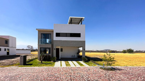 Residencia Con Área Jardinada De Más De 120m² En Metepec