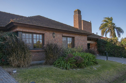 Venta Casa Banco Provincia Country Club. Piscina Quincho Excelente Lote Esquina
