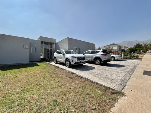 Casa En Arriendo De 5 Dorm. En Colina