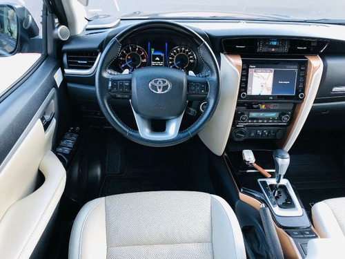 Imagem 9 de 14 de Toyota Hilux Sw4 2.8 4p Srx 4x4 Diamond 7 Lugares Turbo Dies
