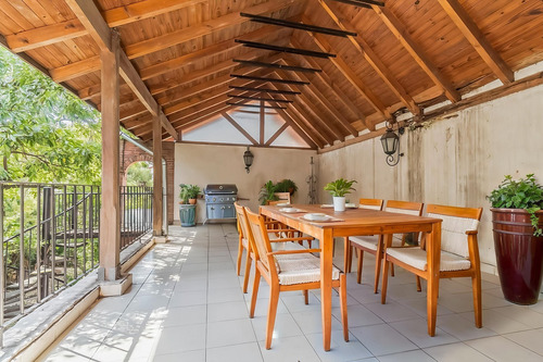 Casa · En Venta · 2 Plantas, 6 Ambientes · Con Amplio Terreno A Refeccionar · Castelar