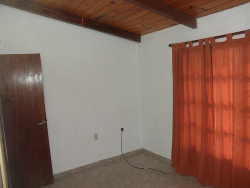 Vendo Casa Amplia Chubut 1145 - Escritura Al Día - 2 Pisos