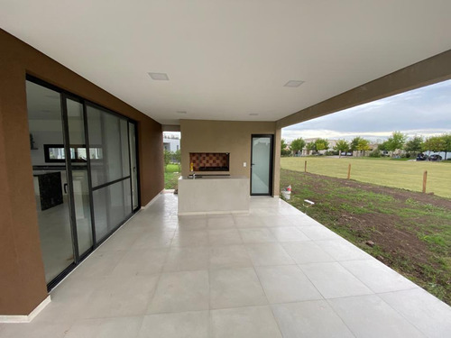 Casa 4 Amb C/ 2 Cocheras Y Pileta - Terravista