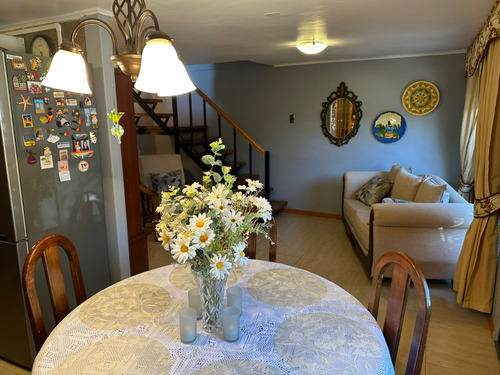 Preciosa Casa En Tranquilo Pasaje, Muy Conectada
