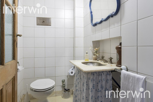 Casa De 8 Amb., Con Piscina Y 3 Cocheras. Belgrano - Venta