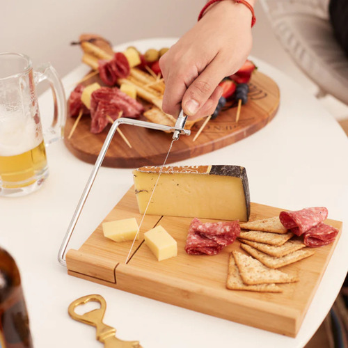 Tabla De Bamboo Con Corta Queso Premium Cortante De Acero Color Marrón Claro