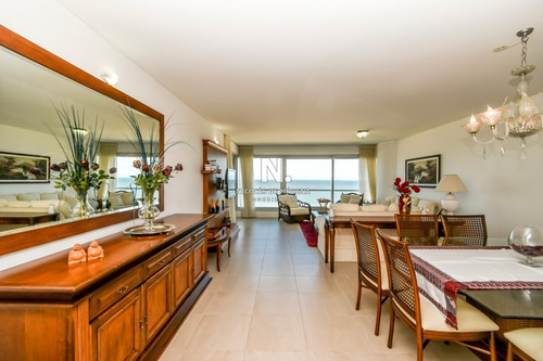 Venta De Apartamento De Dos Dormitorios En Suite Más Dependencia De Servicio En Torre Le Parc, Punta Del Este- Ref: 276