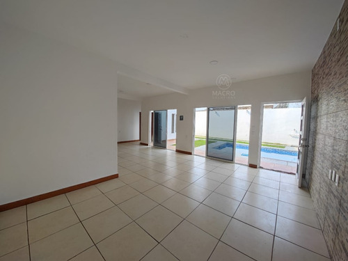 Casa En Venta De 2 Niveles En Col. Empleado Postal Con Alberca Apta A Créditos