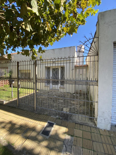 Venta Casa De 3 Ambientes Con Espacioso Fondo En Quilmes Oeste: ¡una Inversión De Excelente Valor!