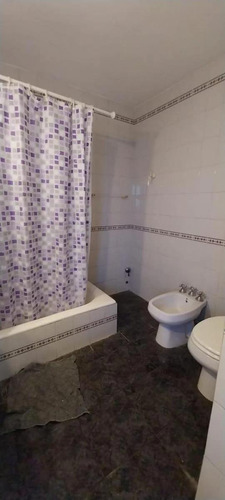 Casa En Venta - 4 Dormitorios 2 Baños - Cochera - 165mts2 - Morón