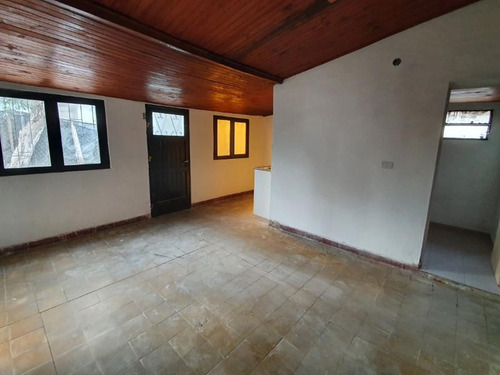 Imagen 9 de 20 de Bartoloni Y Montecaseros, Oportunidad, Casa En Esquina Con Terreno !