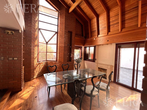 Venta De Casa De 4 Ambientes Con Cochera Y Jardin En Wilde