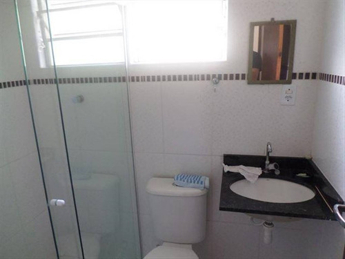 Imagem 10 de 30 de Sobrado Semi Novo Em São Vicente Com 02 Dormitorios E Quintal Em Condominio Bem Localizado - Hm2047