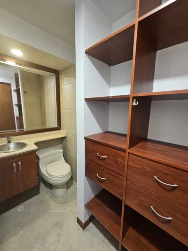 Vendo Apartamento Ubicado En La Parte Baja De La Loma De Los Bernal.
