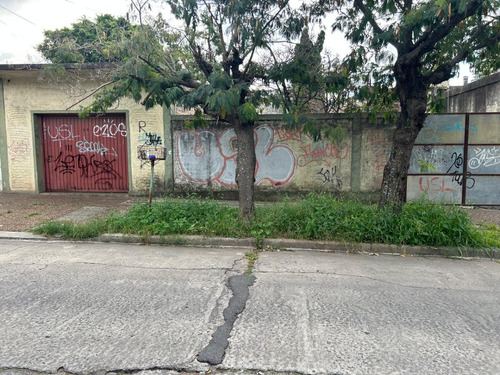 En Venta Amplia Vivienda De 4 Ambientes A Refaccionar, Sobre Lote De 370m2 Con Amplio Local Y Parque - Ficha 9911