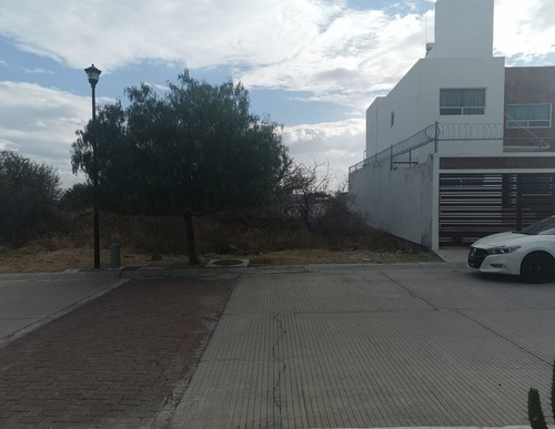 Se Vende Terreno En Real De Juriquilla De 300 M2, En La 1er 