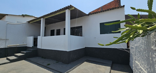 Casa De 2 Quartos Com Edícula