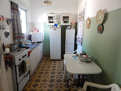 Buena Casa 3 Dormitorios Con Jardín Y Posible Entrada De Auto Y Patio