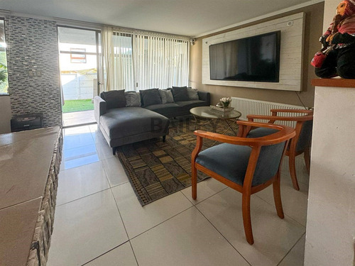 Casa En Venta De 4 Dorm. En Concón