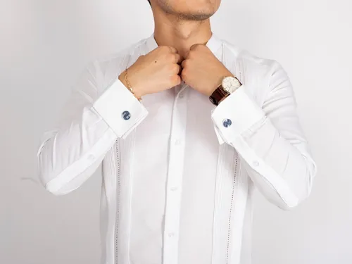 Guayabera con mancuernillas hotsell