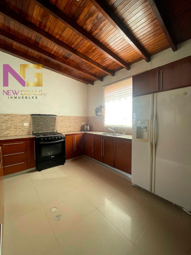 Acogedora Casa Ubicada En La Urbanización La Llovizna