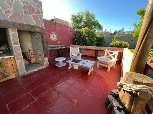 Casa Con Patio En Barrio Centro 4 Dormitorios