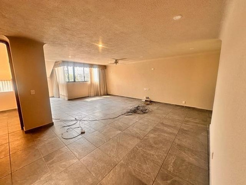 Lomas De Chapultepec, Penthouse De 750m2 En Dos Niveles, Muy Iluminado, 4 Amplias Recamaras Con Vestidor, Sala De T.v., Estudio, Terraza, 3 Lugares De Estacionamiento, Cuartos De Servicio. El E