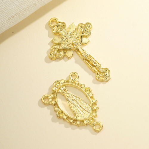 Pingente De Zamac 8 Asas Da Fé Zamac Com Zamac 8 Y Desenho Do Crucifixo E Entremeio Com 4cm De Diâmetro - 2cm De Comprimento X 2cm De Altura - Metade Prata E Metade Dourado Níquel E Latão Por 40 Kit