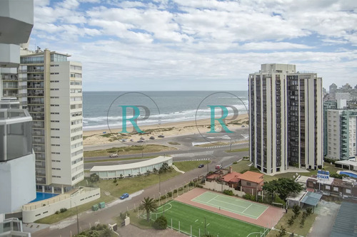 Vende Apartamento Reciclado De 2 Dormitorios Más Dependencia, Con Losa Radiante Y Vista Mar En Punta Del Este