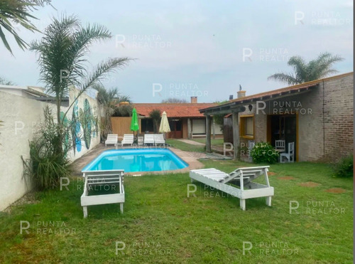 Casa En Alquiler Con Pileta Y Muy Buena Ubicación En Manantiales, Uruguay