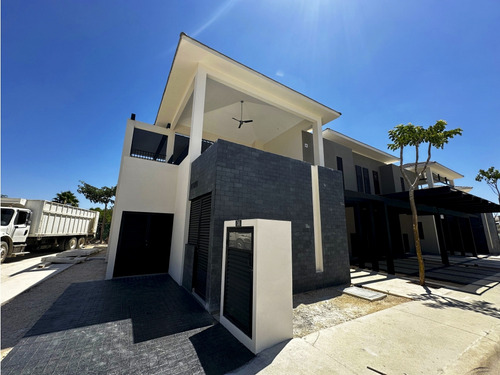 Renta De Residencia En Yucatán Country Club, A Estrenar
