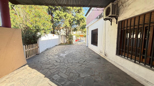 Vivienda Multifamiliar Con Dos Casas Y Un Galpón En Un Amplio Terreno En Billinghurst